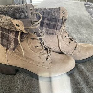 Light tan heeled boot.